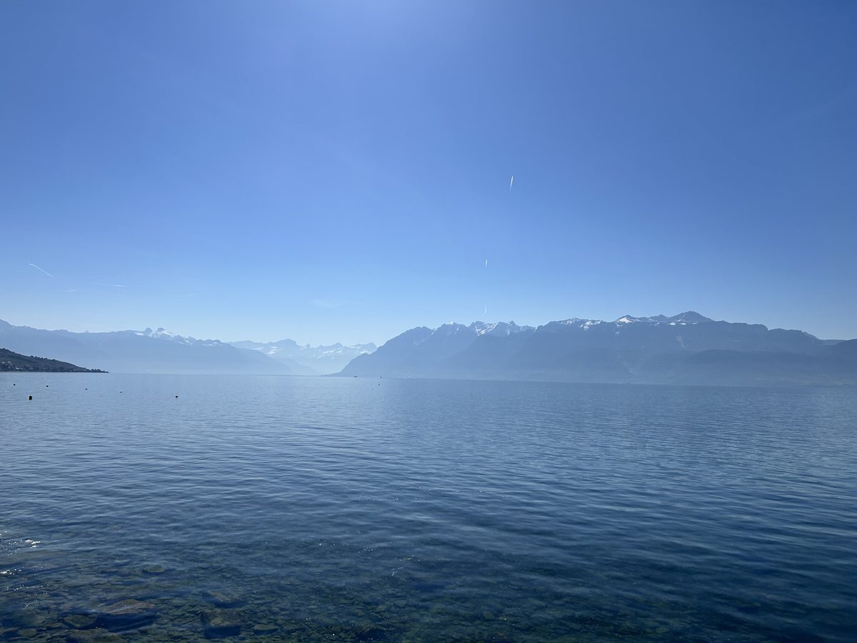 Der Genfersee und die Alpen vom Ufer aus gesehen